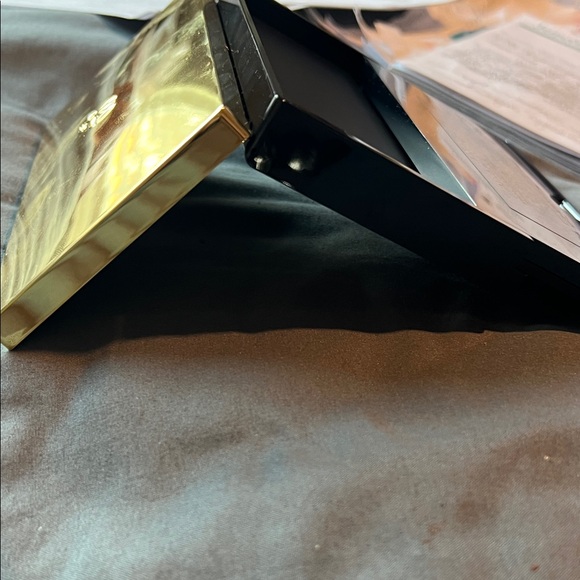 Lancome Vibrant Eyeshadow Palette with Pink, Orange, and Brown Tones - Picture 3 of 7